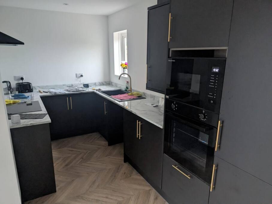 Modern 3Br Home - Private Parking - Tv In Every Bedroom Swansea Eksteriør billede